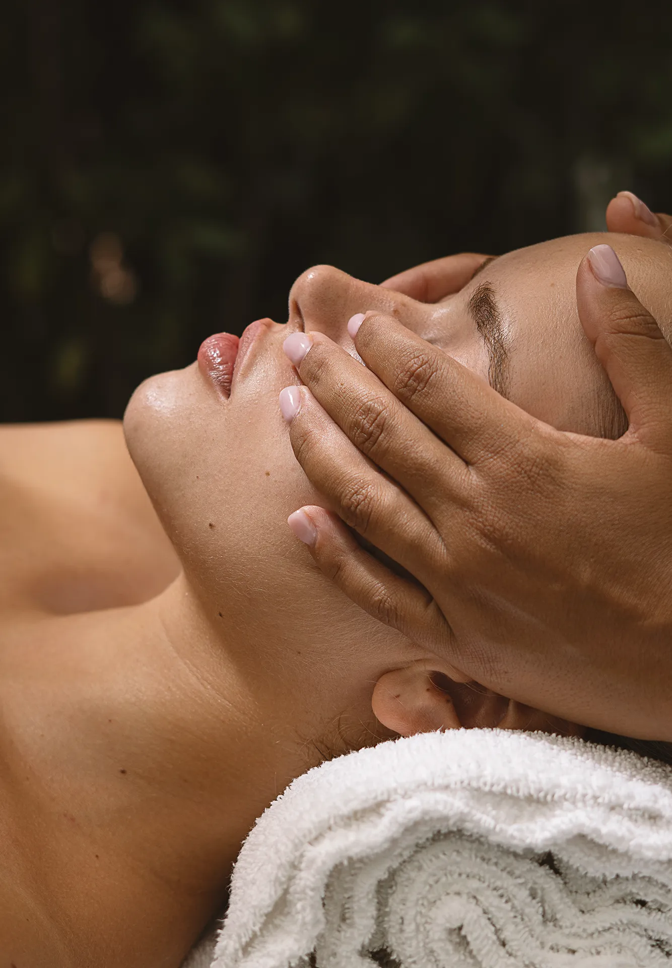 Trattamento di massaggio viso e testa rilassante eseguito su una donna stesa presso la Villa Athena Spa.